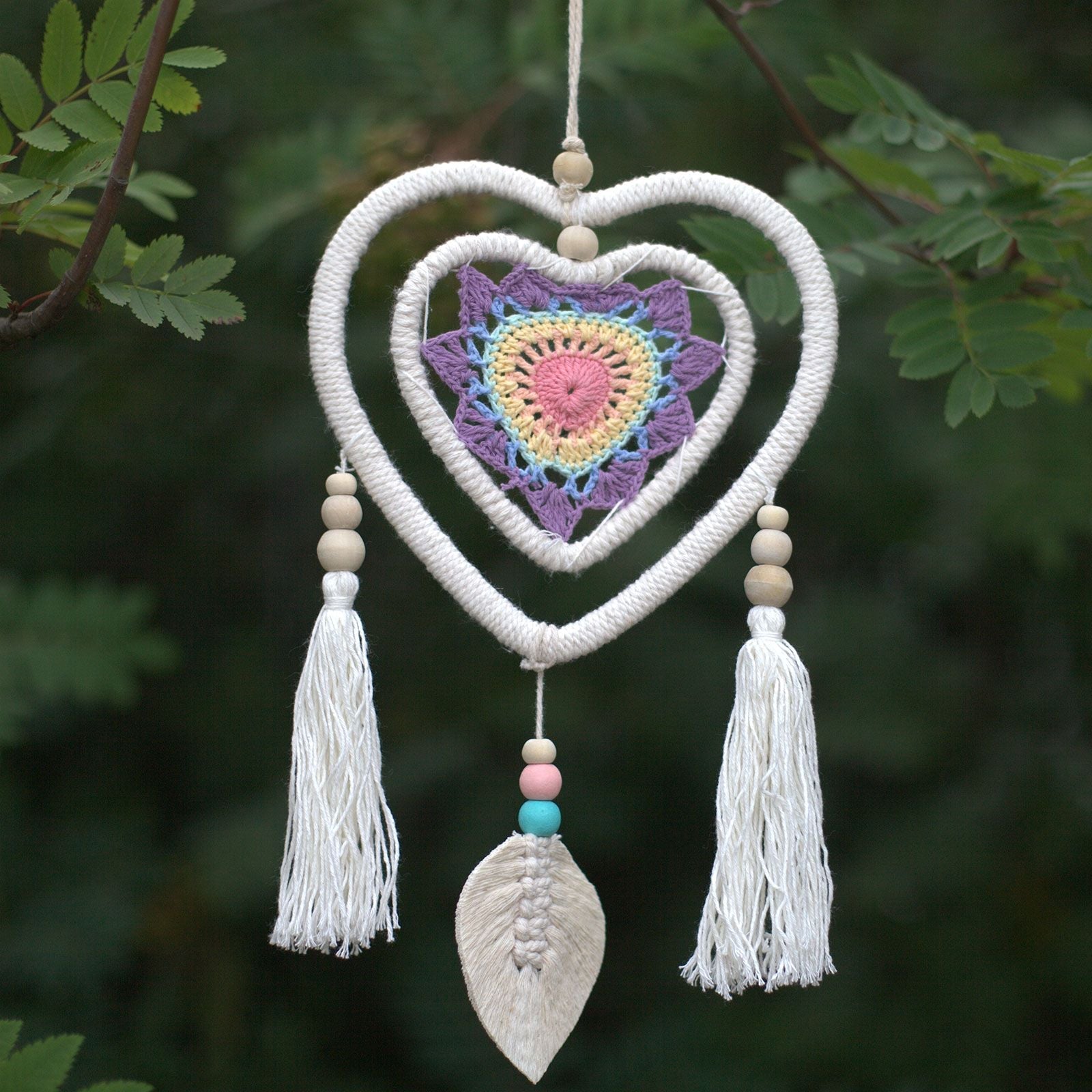 Alt-tagg: Cotton Dream Catcher – Medium Multi Heart Design i bomull med hjärtan, träpärlor, vita tofsar och vävd flerfärgad detalj