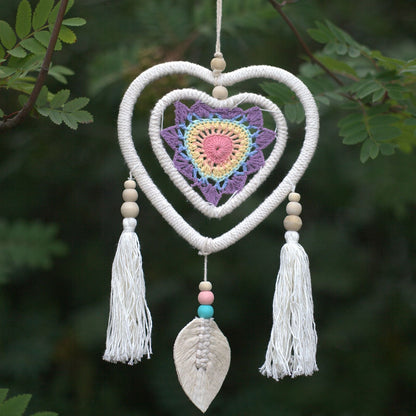 Alt-tagg: Cotton Dream Catcher – Medium Multi Heart Design i bomull med hjärtan, träpärlor, vita tofsar och vävd flerfärgad detalj