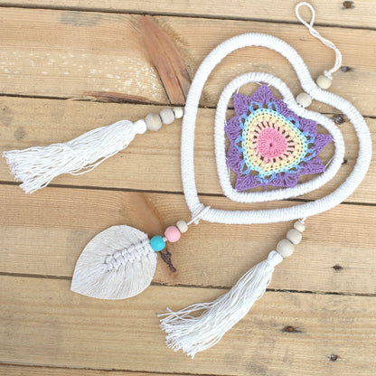Alt Tag: Cotton Dream Catcher – Medium Multi Heart Design i bomull med träpärlor, vävt flerfärgat hjärta och tofsar, 35x19 cm