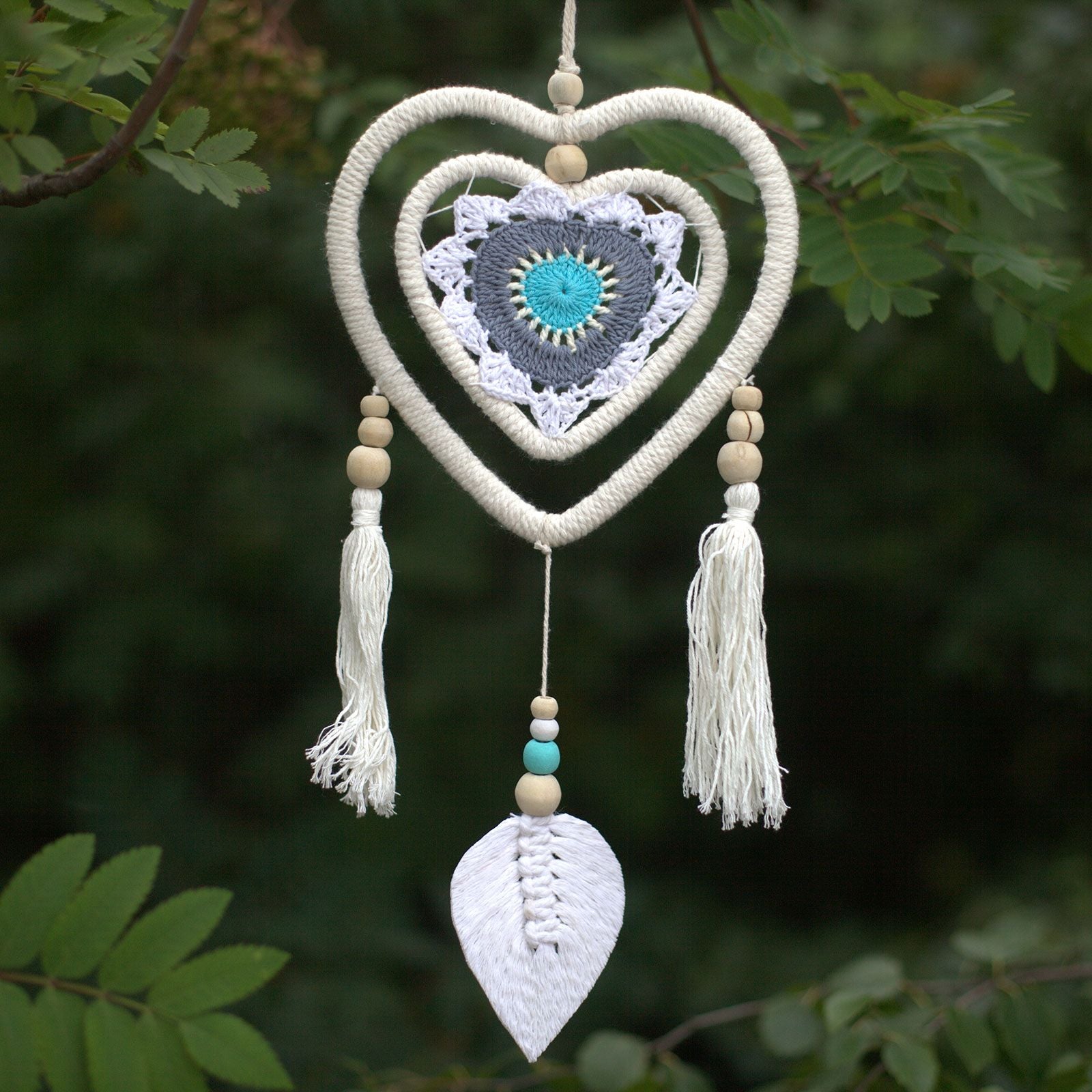 Cotton Dream Catcher – Medium Multi Heart Design hjärtformad drömfångare i bomull med träpärlor, tofsar och fjäderhänge