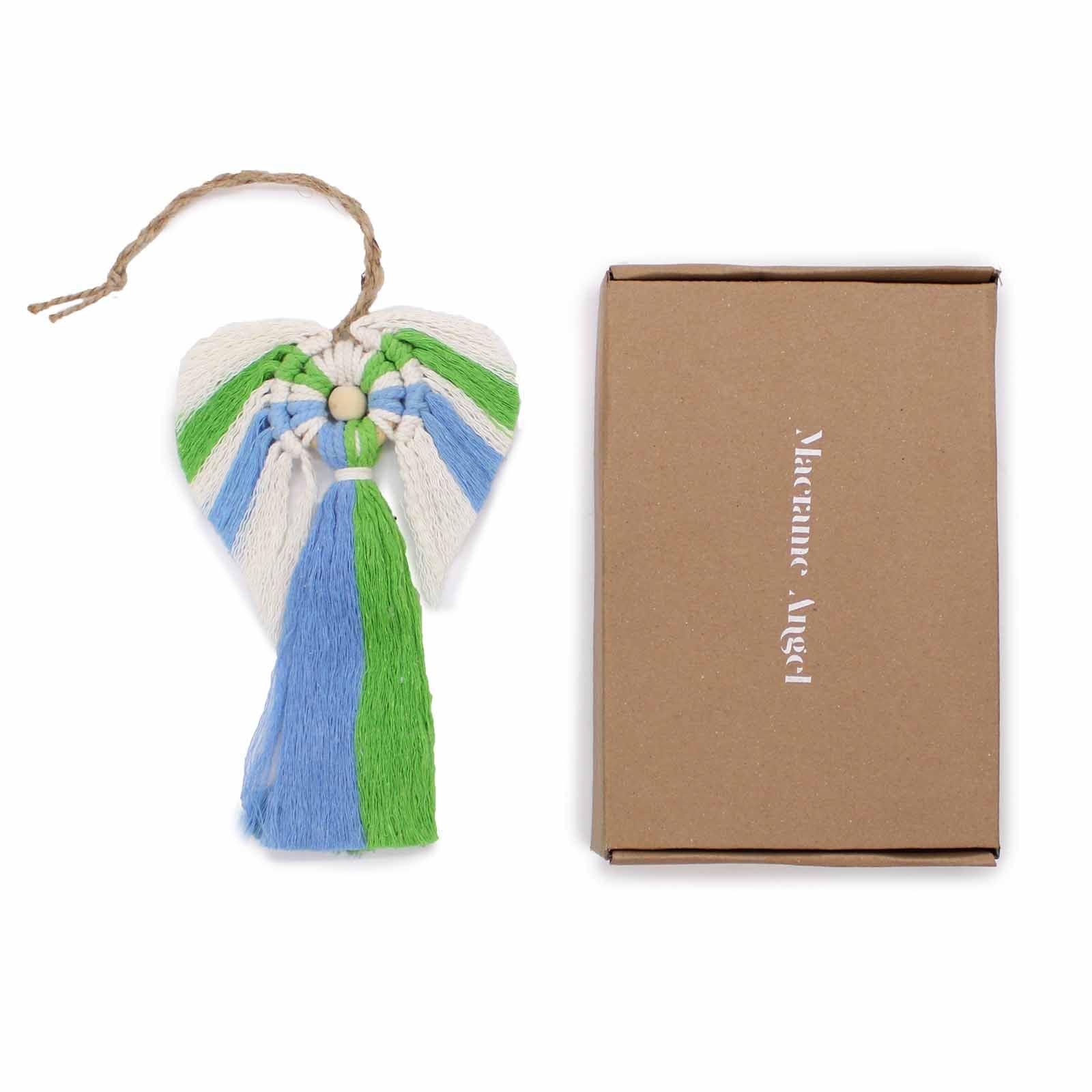 Cotton Hati-Hati Macrame Angel – Earth Variant de algodón indonesio, ángel macramé azul, verde y crema con cordón para colgar, junto a caja