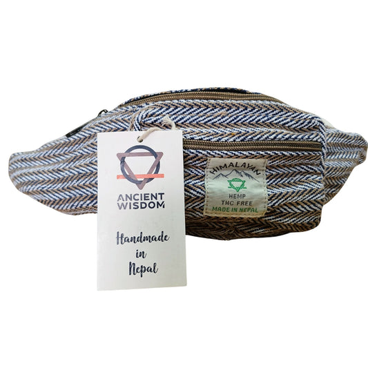 Alt-tag: Bälte (Fanny) väska i bomull & hampa – Blå blå fiskbensmönstrad midjeväska med dragkedja, med etikett ”Handmade in Nepal”
