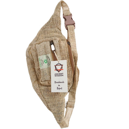 Alt Tag: Midjeväska i bomull & hampa (Fanny) Bag – Natural, hampaliknande tyg i beige med dragkedja och justerbar rem, sidovy
