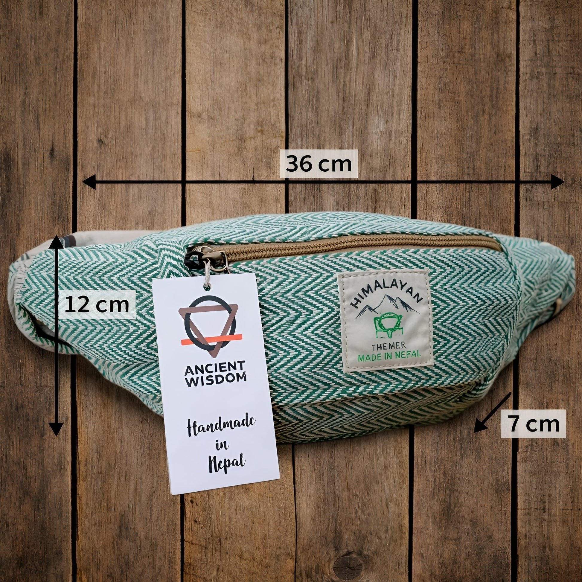 Bälteväska i bomull & hampa (Midjeväska) – Salviagrön midjeväska med dragkedja på träbakgrund, storlek 36x12x7 cm