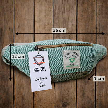 Bälteväska i bomull & hampa (Midjeväska) – Salviagrön midjeväska med dragkedja på träbakgrund, storlek 36x12x7 cm