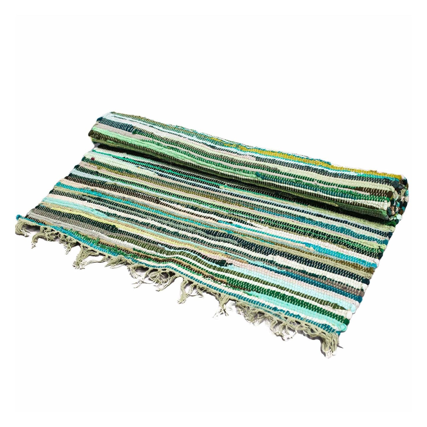 Alt Tag: Baumwoll-Indian-Rag-Rug – 150x90 CM, handgewebter Baumwoll-Rag-Rug mit Streifenmuster und Fransen an den Kanten, auf weißem Hintergrund gerollt