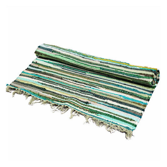Alt Tag: Baumwoll-Indian-Rag-Rug – 150x90 CM, handgewebter Baumwoll-Rag-Rug mit Streifenmuster und Fransen an den Kanten, auf weißem Hintergrund gerollt