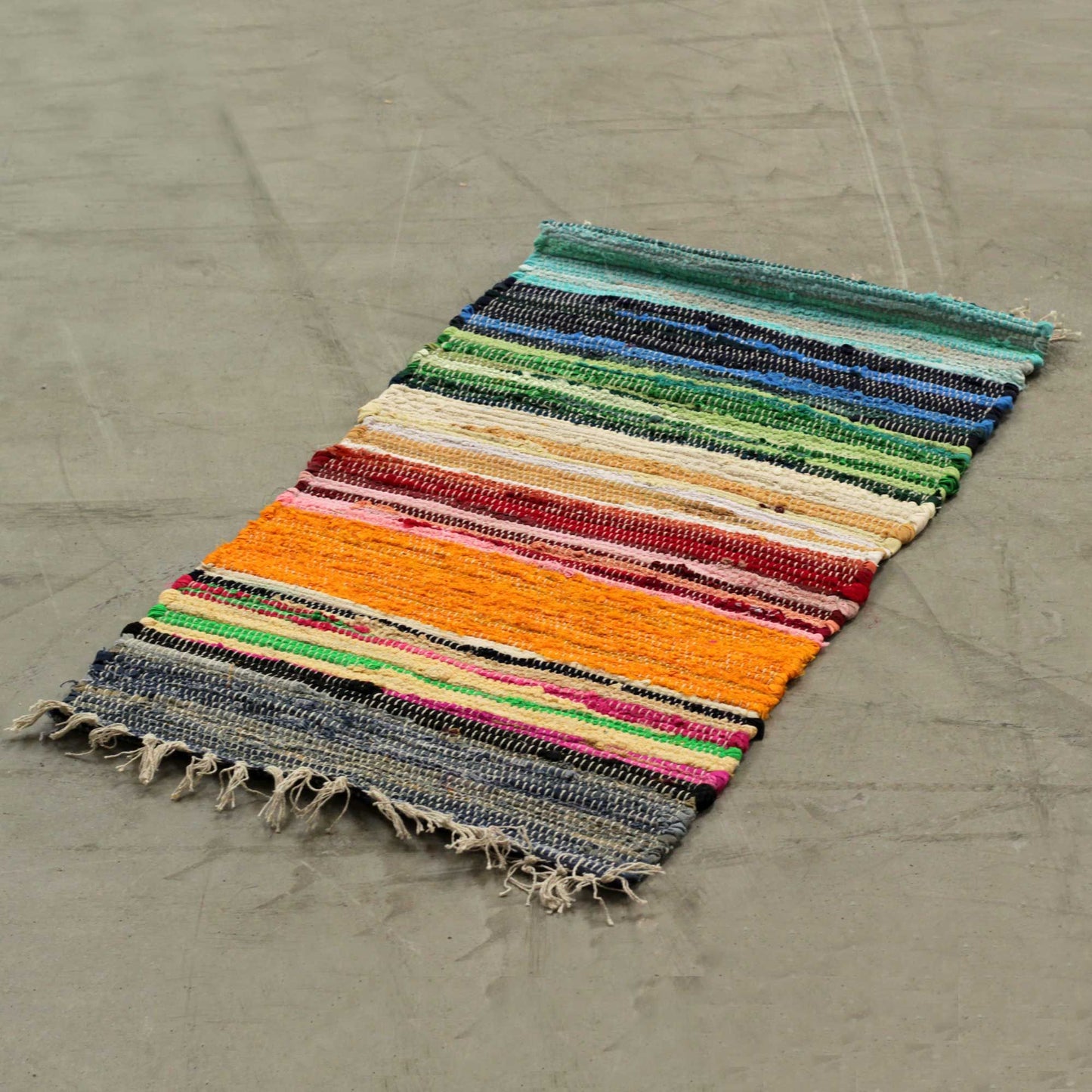 Alt-Tag: Baumwoll-Indian Rag Rug – Rainbow Colours 150x90 CM, handgefertigter, bunt gestreifter Baumwoll-Rag-Rug mit fransigen Enden