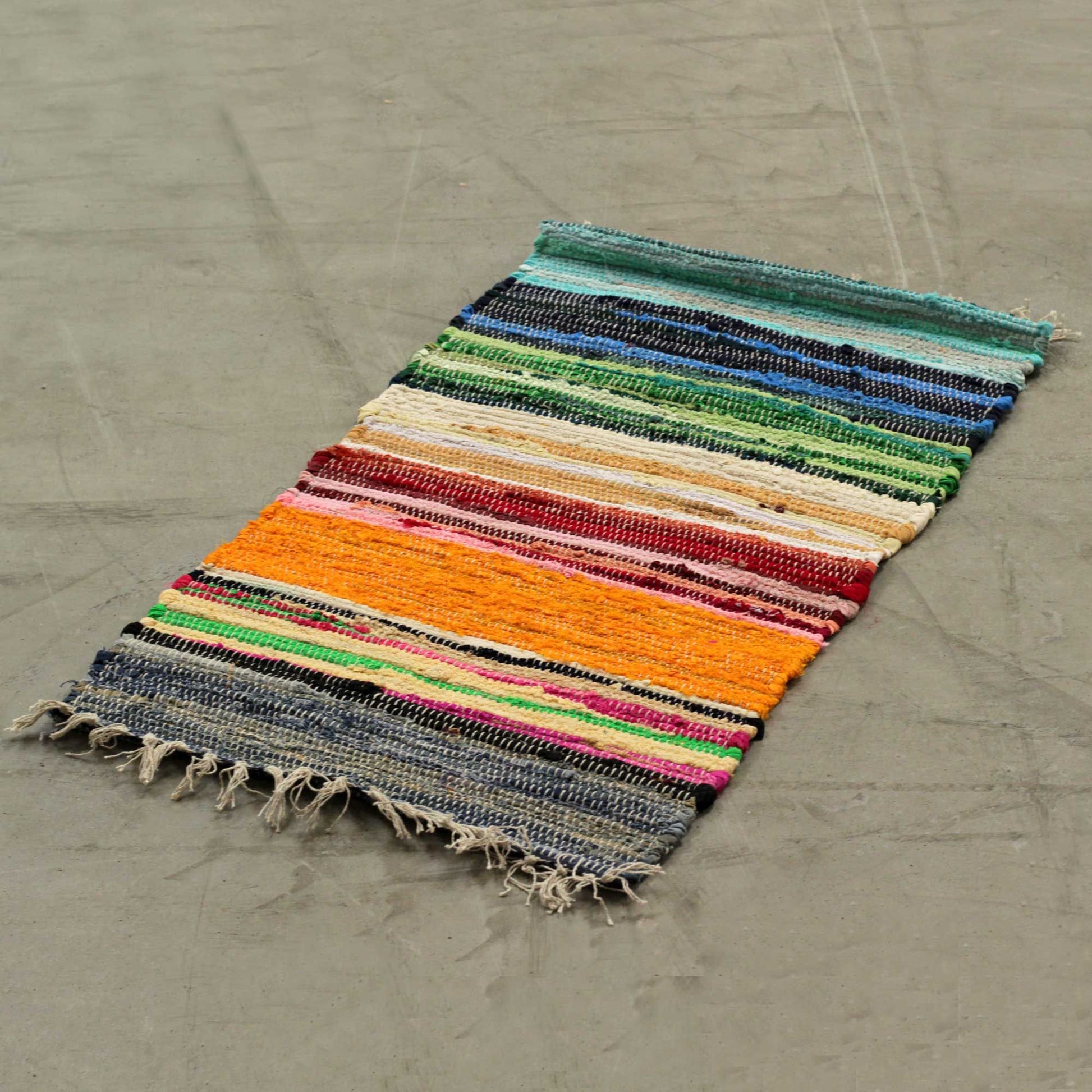 Alt-Tag: Baumwoll-Indian Rag Rug – Rainbow Colours 150x90 CM, handgefertigter, bunt gestreifter Baumwoll-Rag-Rug mit fransigen Enden