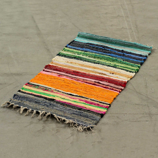 Alt-Tag: Baumwoll-Indian Rag Rug – Rainbow Colours 150x90 CM, handgefertigter, bunt gestreifter Baumwoll-Rag-Rug mit fransigen Enden