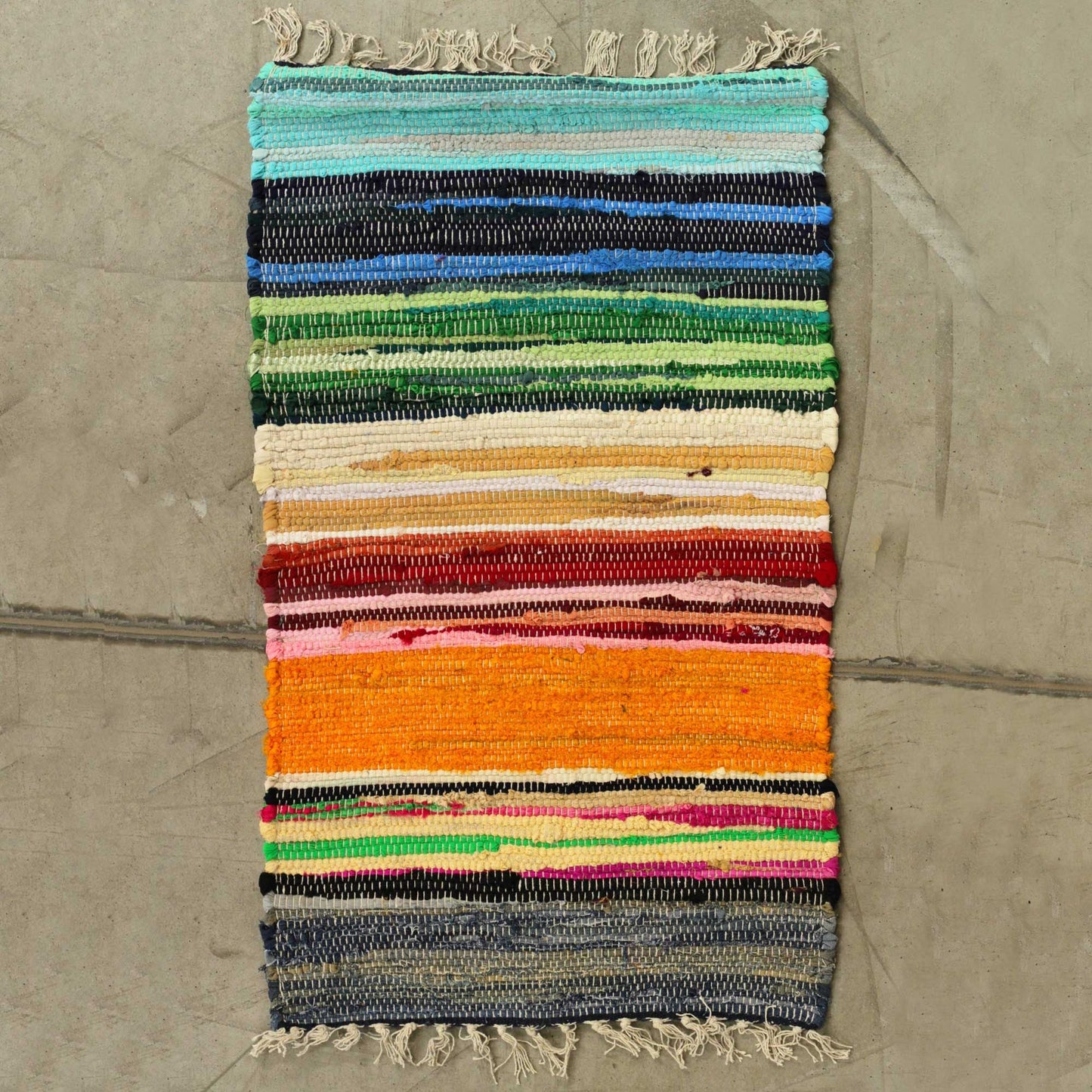 Alt-Tag: Baumwoll-Indian-Rag-Teppich – Regenbogenfarben 150x90 CM, handgefertigter Baumwoll-Rag-Teppich mit mehrfarbigen Regenbogenstreifen und Fransen an den Enden