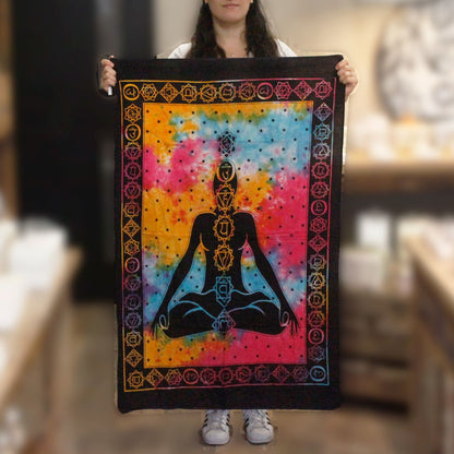 Alt Tag: Cotton Indian Wall Art – Chakra Buddha 78x112 CM, tapiz de algodón con silueta de Buda y chakras multicolor, diseño estilo india