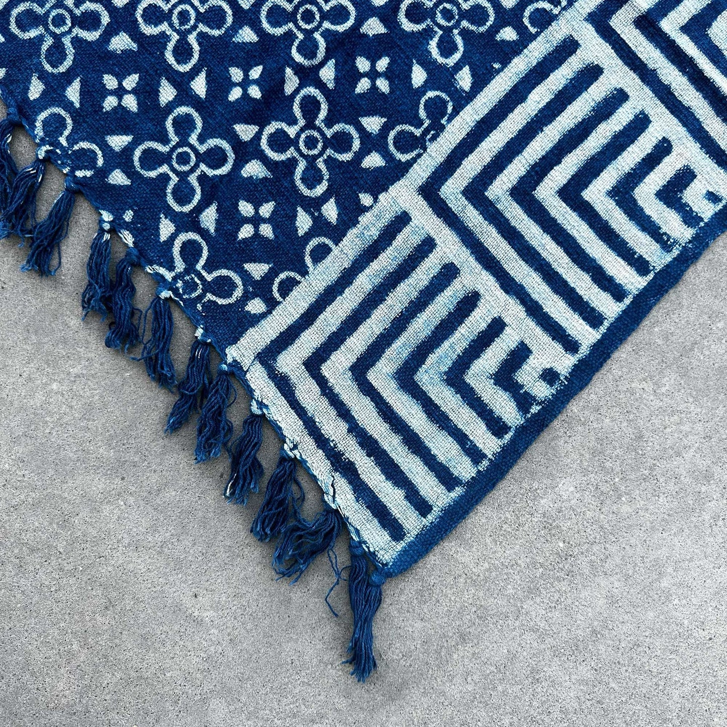 Alt Tag: Cotton Indigo Throw – 170x120 CM close-up of handmade indigo-dyed cotton throw with geometric pattern and fringed tassels