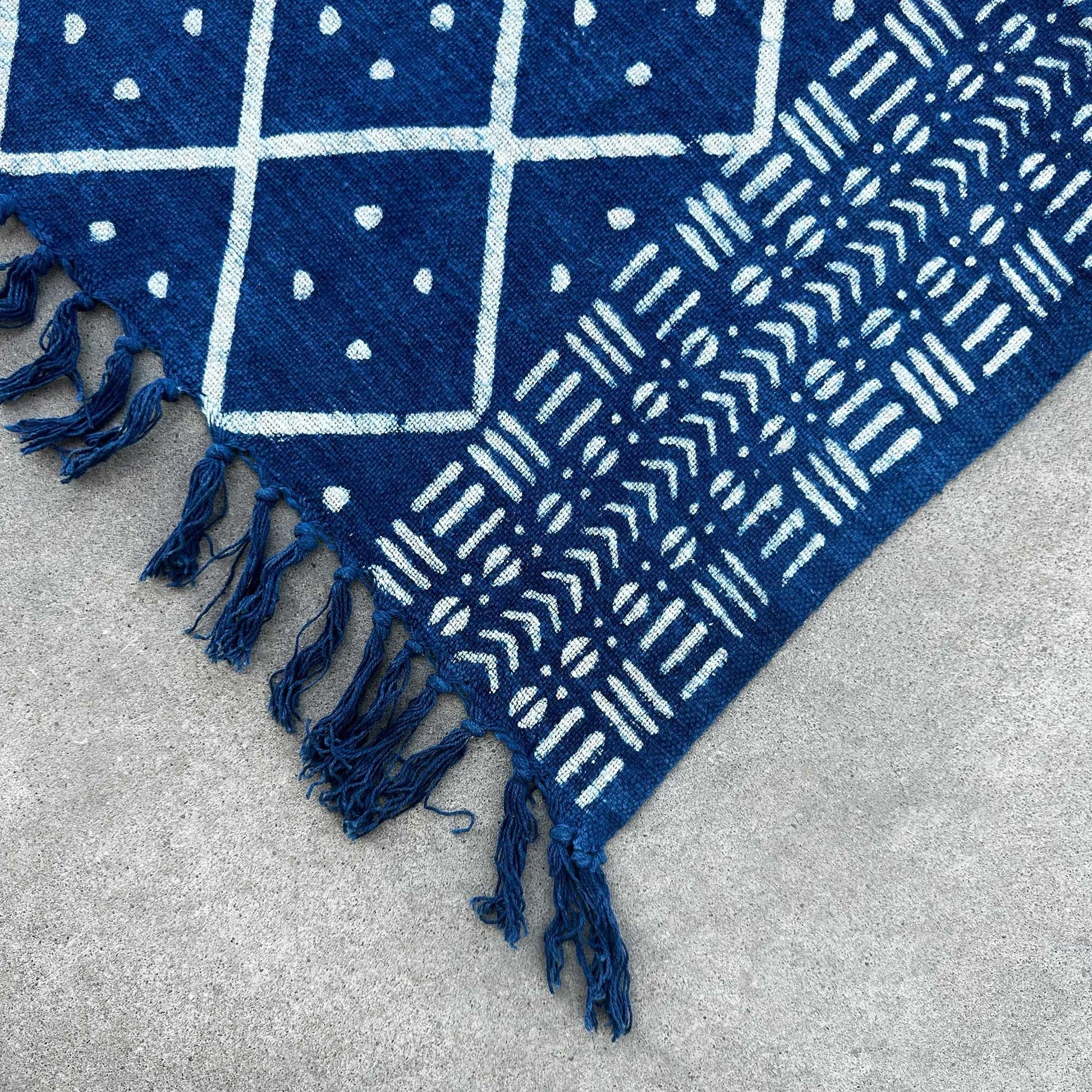 Cotton Indigo Throw – 170x120 CM Midnight Heerak, manta de algodón teñida con índigo natural con patrones geométricos y flecos