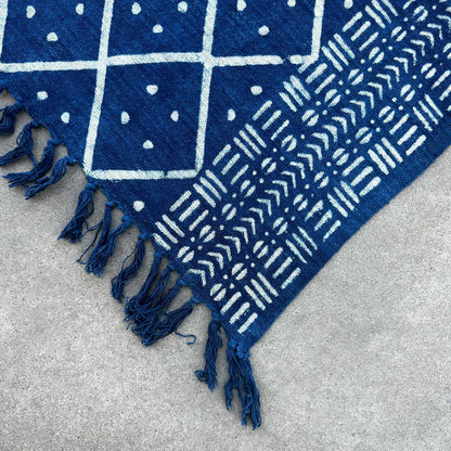 Cotton Indigo Throw – 170x120 CM Midnight Heerak, manta de algodón teñida con índigo natural con patrones geométricos y flecos