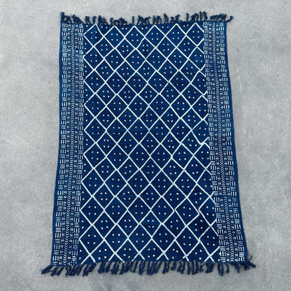 Cotton Indigo Throw – 170x120 CM Midnight Heerak, manta azul índigo de algodón con patrón geométrico blanco y flecos