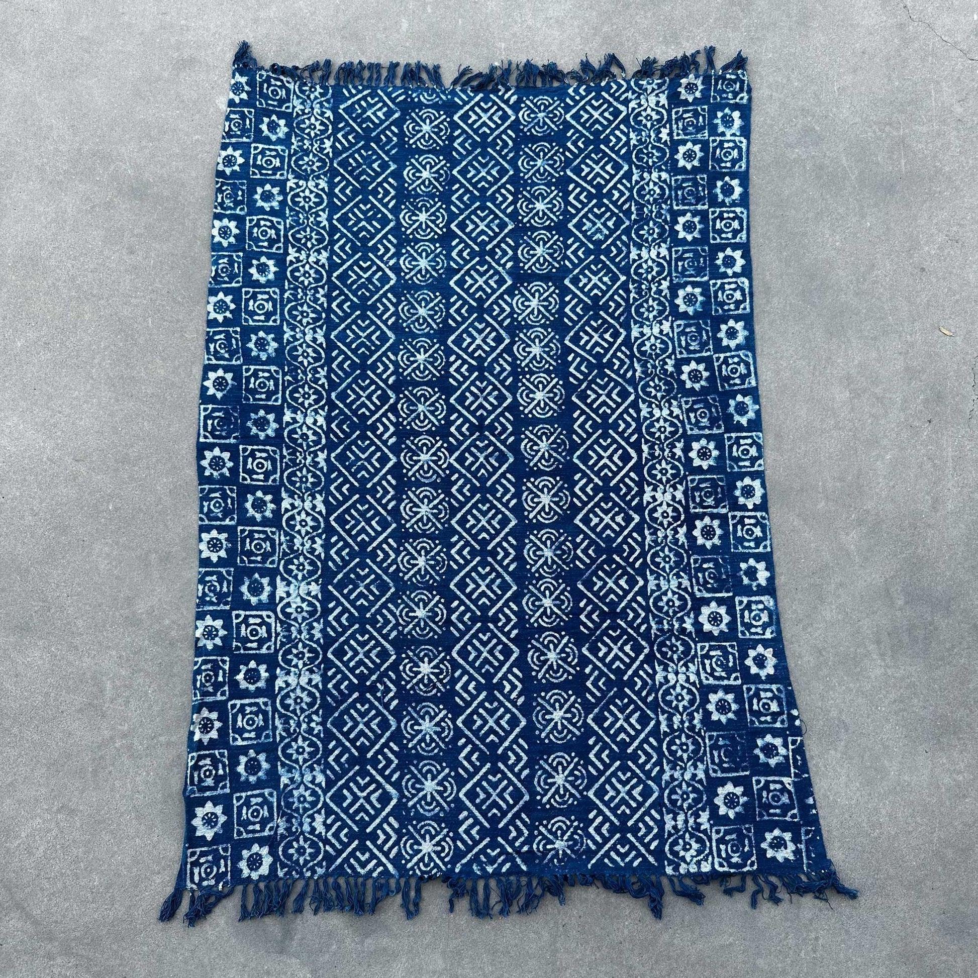 Alt Tag: Cotton Indigo Throw – Desi Stripes 170x120 CM handgjord indigofärgad pläd i bomull med geometriskt Desi-randmönster