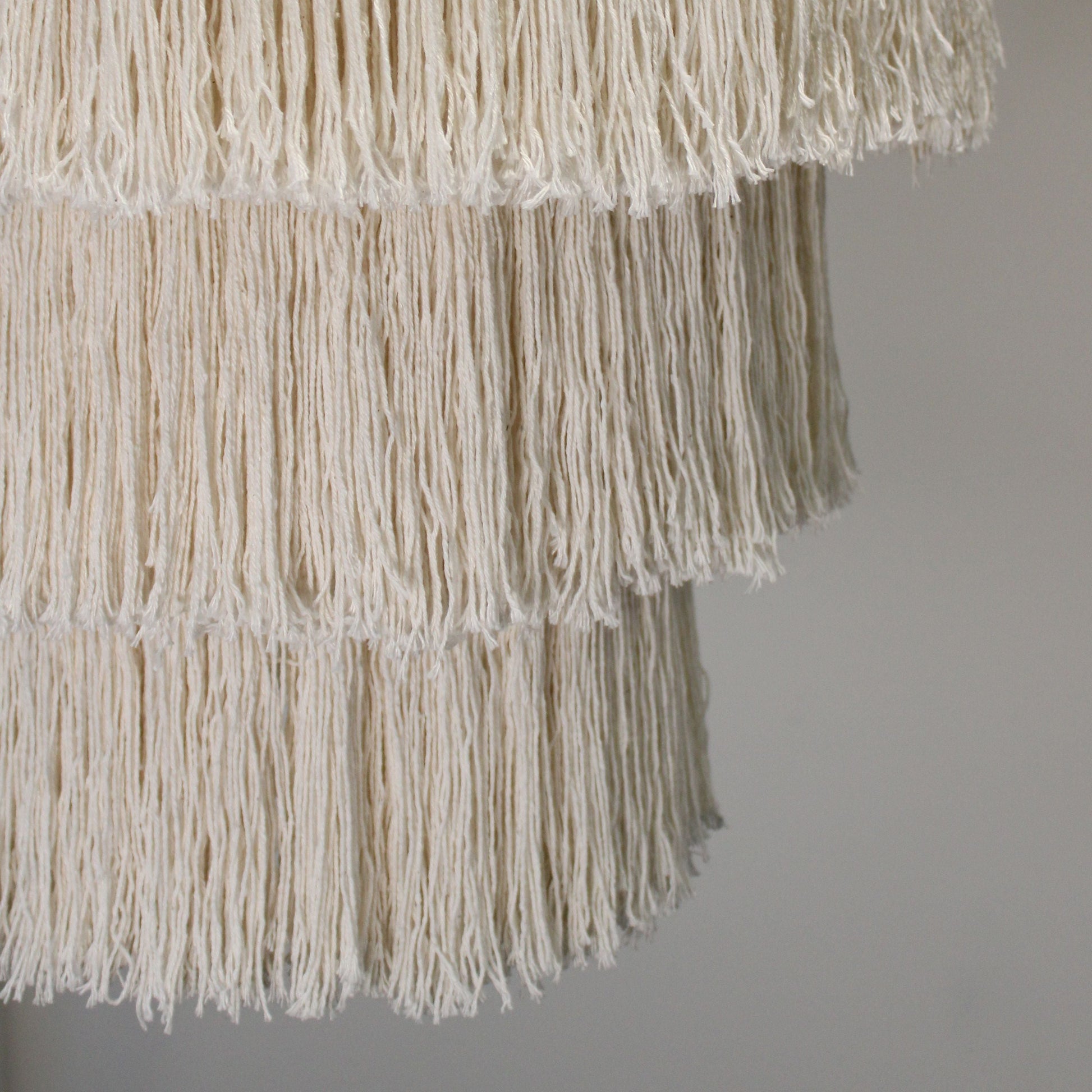Alt Tag: Cotton Macrame Chandelier – 80x50 CM detalle de flecos de algodón tejido a mano en estilo boho, acabado natural