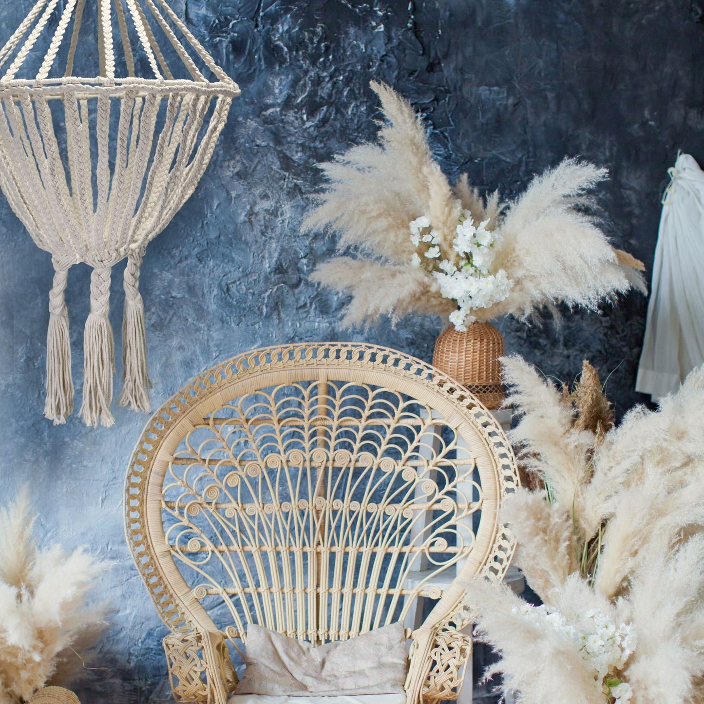 Alt Tag: Cotton Macrame Chandelier – Large 85x50 CM colgante boho de macramé de algodón natural en sala decorada con silla de ratán