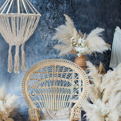 Alt Tag: Cotton Macrame Chandelier – Large 85x50 CM colgante boho de macramé de algodón natural en sala decorada con silla de ratán