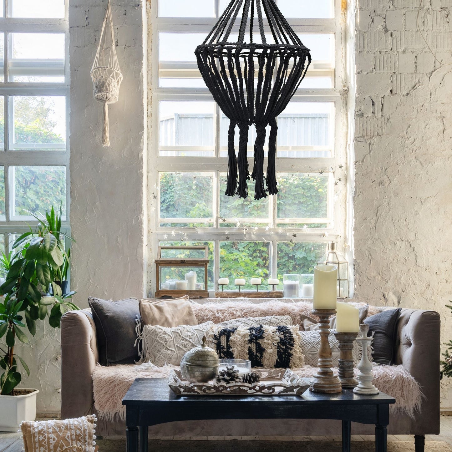 Alt Tag: Cotton Macrame Chandelier – Large Black 85x50 CM colgante de algodón negro, tejido a mano, estilo boho en sala con ventanales