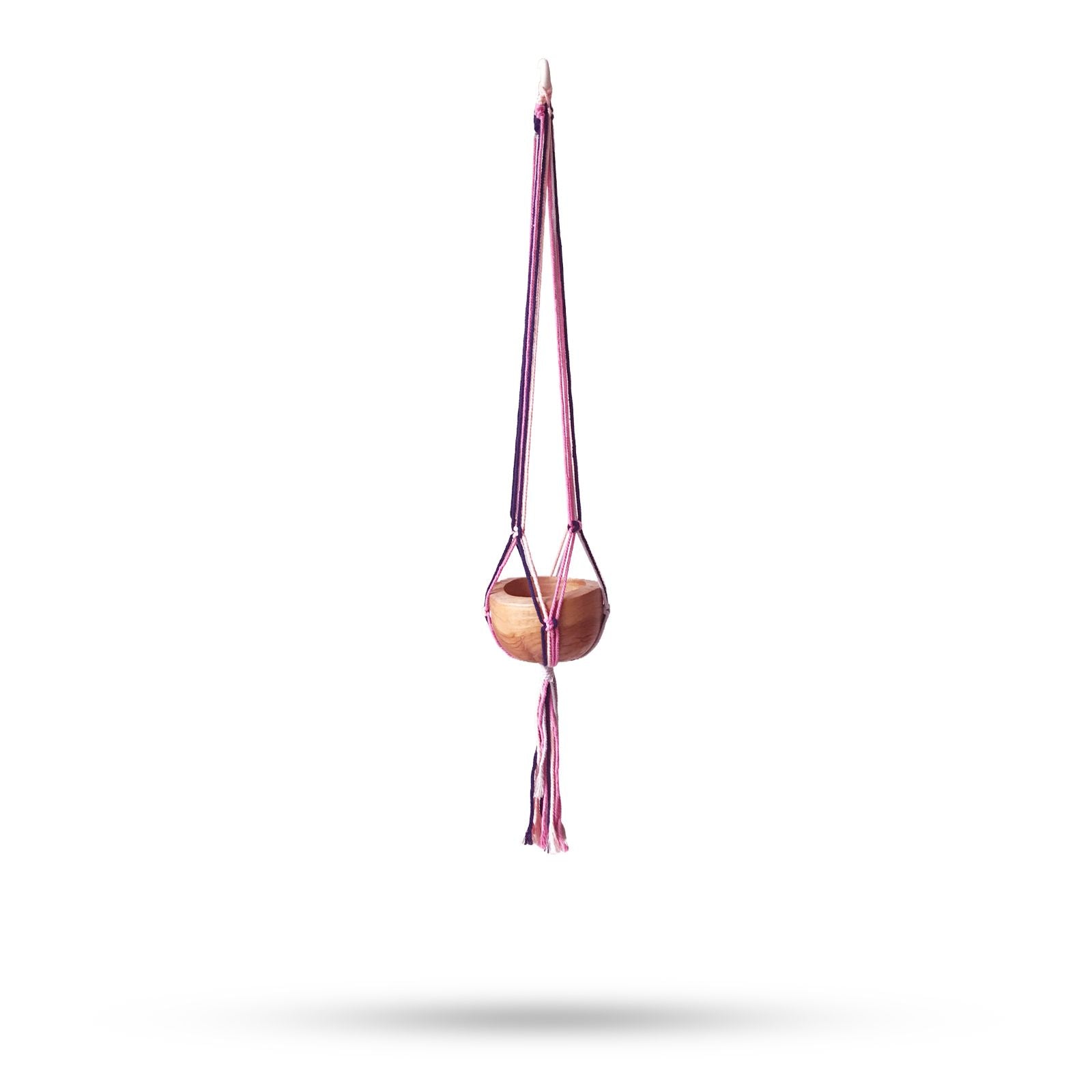 Alt Tag: Cotton Macrame Pot Holder – Medium Pastel Tones con cuenco de madera y cuerdas en tonos pastel, colgador para maceta