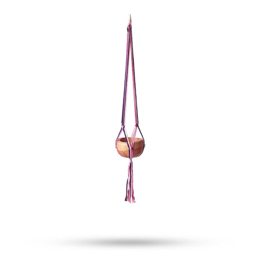 Alt Tag: Cotton Macrame Pot Holder – Medium Pastel Tones con cuenco de madera y cuerdas en tonos pastel, colgador para maceta