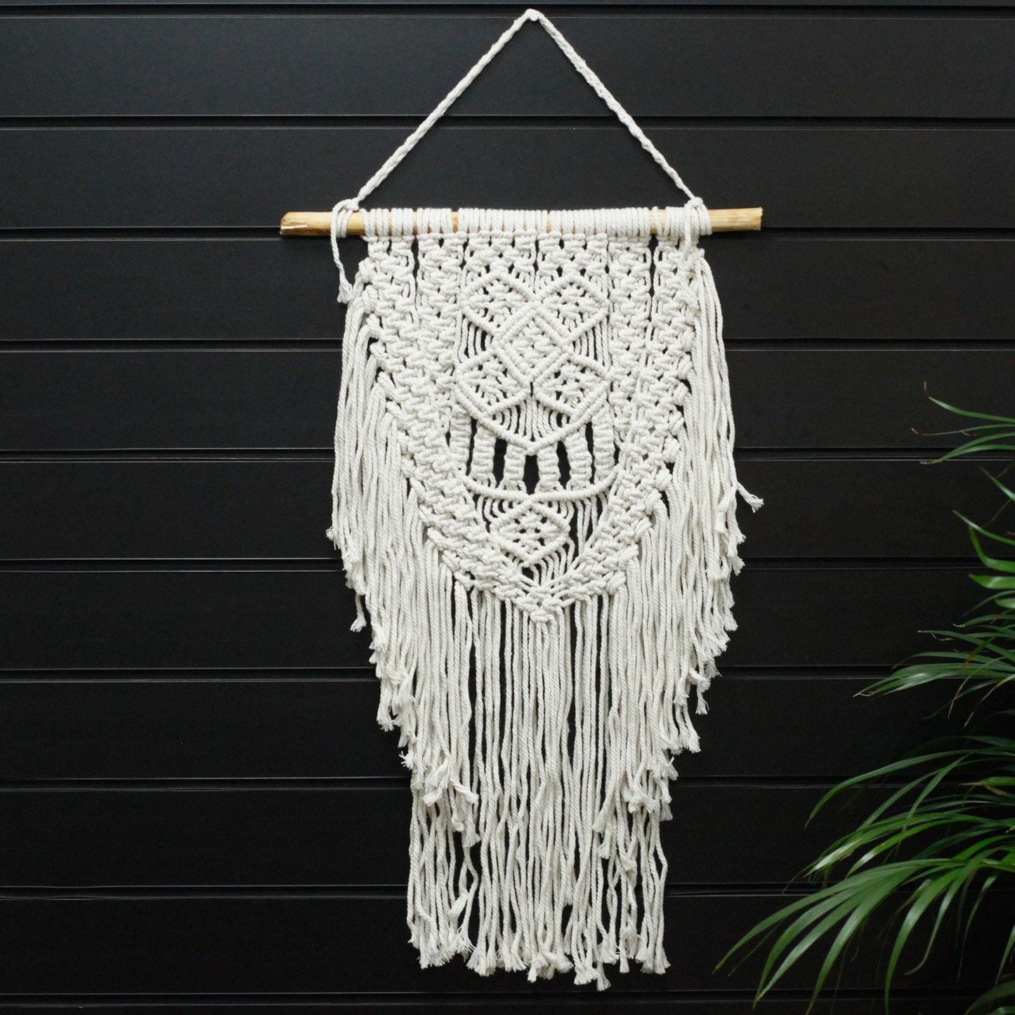 Makraméväggbonad i bomull – 60x40 CM i naturlig bomull, handknuten boho-väggdekoration med fransar på trästav