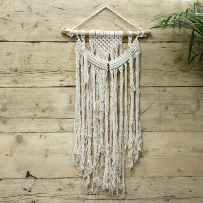 Makraméväggbonad i bomull – 60x40 CM, handgjord boho-väggdekoration i naturlig bomull med makramé på träpinne, beige fransar
