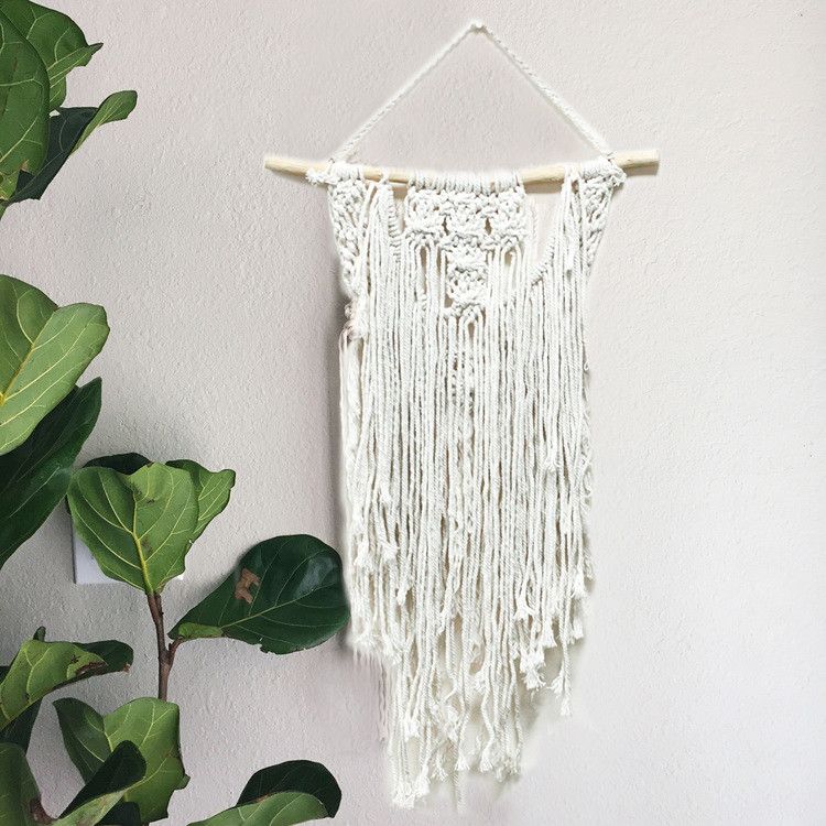 Alt-tag: Makramé väggbonad i bomull – 60x40 CM i vit bomull, boho väggdekoration med vävd struktur och fransar på trästav