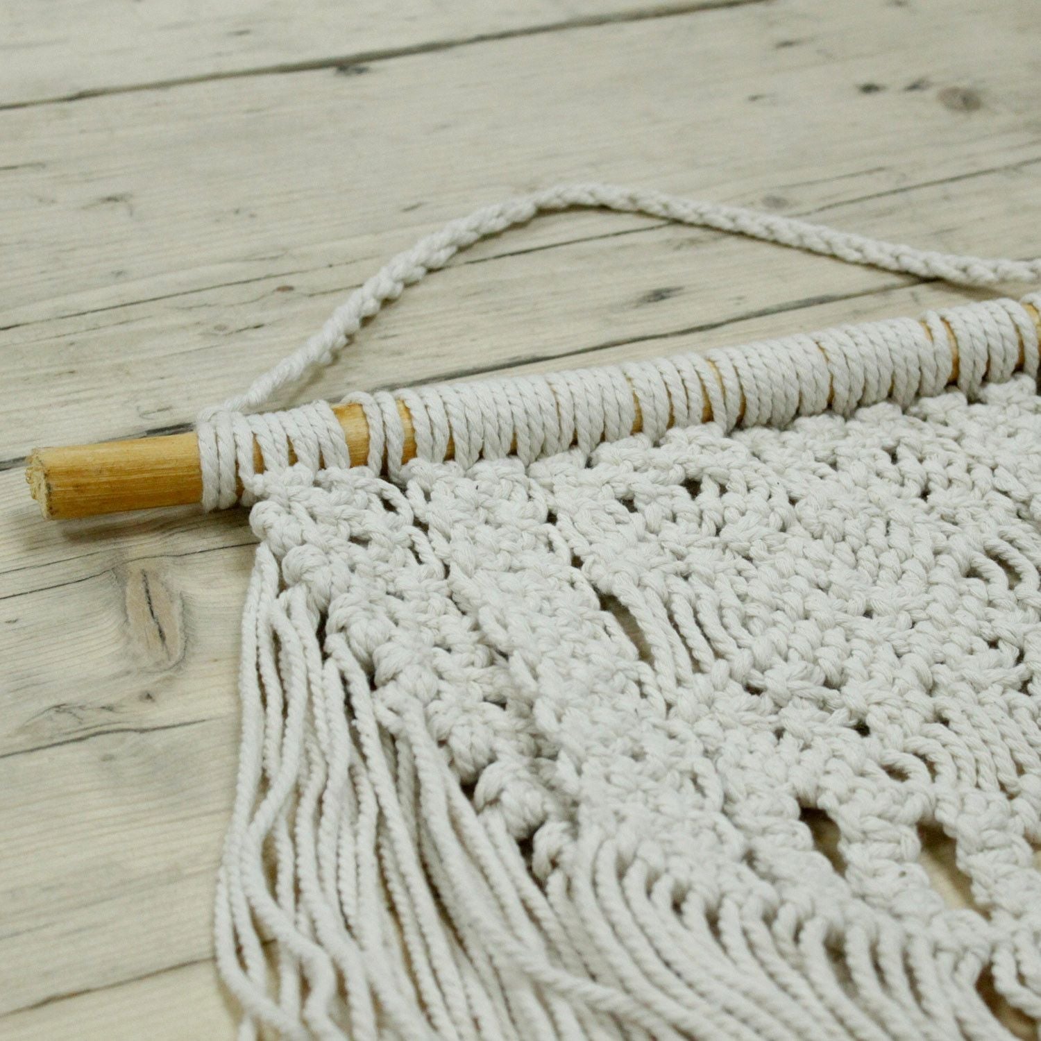 Makraméväggbonad i bomull – 60x40 CM i naturfärgad bomull med flätad design på trästav, närbild på detalj
