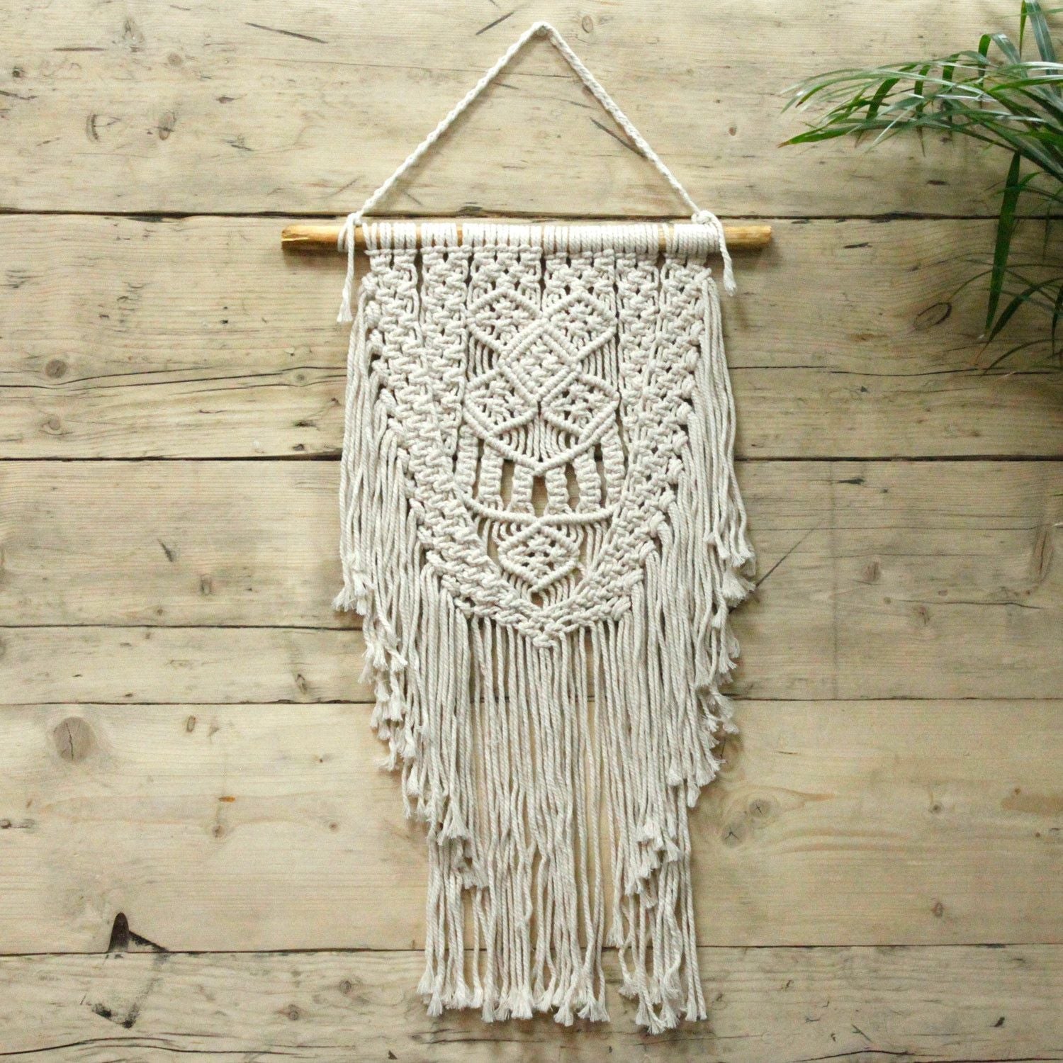 Makramé-väggbonad i bomull – 60x40 CM handvävd i bomull i naturfärg med fransar, upphängd på en trälist i boho-stil