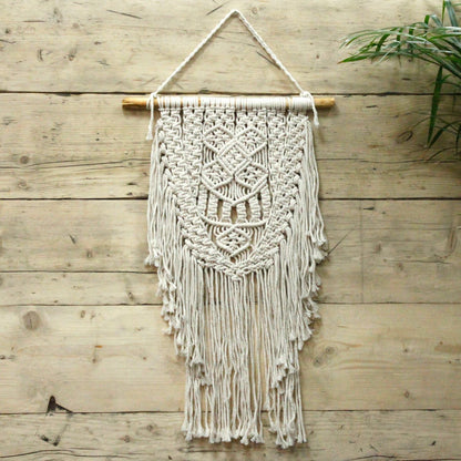 Makramé-väggbonad i bomull – 60x40 CM handvävd i bomull i naturfärg med fransar, upphängd på en trälist i boho-stil