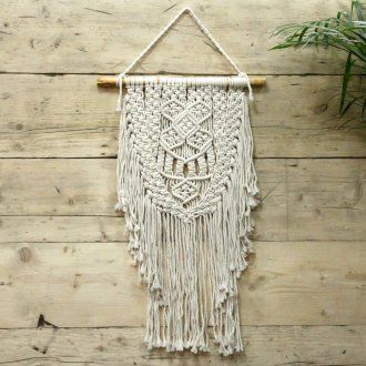 Makraméväggbonad i bomull – 60x40 CM i bomull med handvävt boho-design, fransar och trästav på väggen