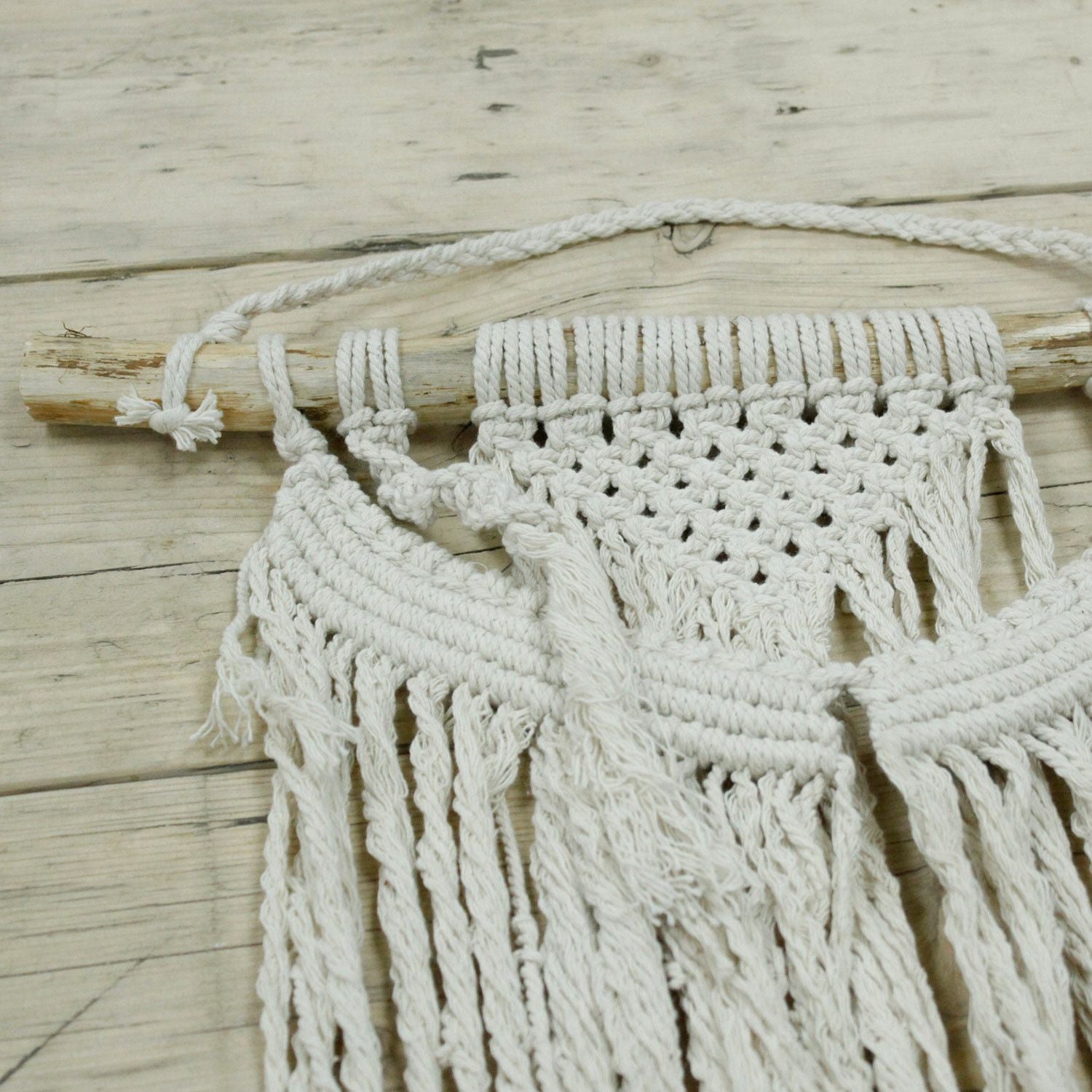 Väggbonad i bomullsmakramé – 60x40 CM på trästav, handgjord boho-väggdekoration i naturlig bomull med fransar