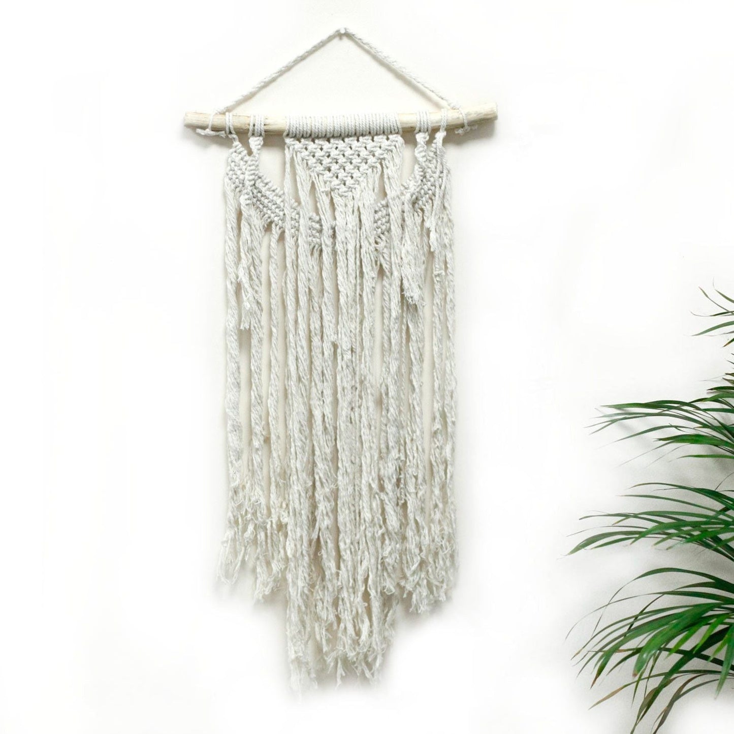 Alt Tag: Makraméväggbonad i bomull – 60x40 CM, handgjord boho-väggdekoration i naturlig bomull med fransar, upphängd på trästav