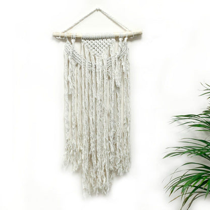 Alt Tag: Makraméväggbonad i bomull – 60x40 CM, handgjord boho-väggdekoration i naturlig bomull med fransar, upphängd på trästav