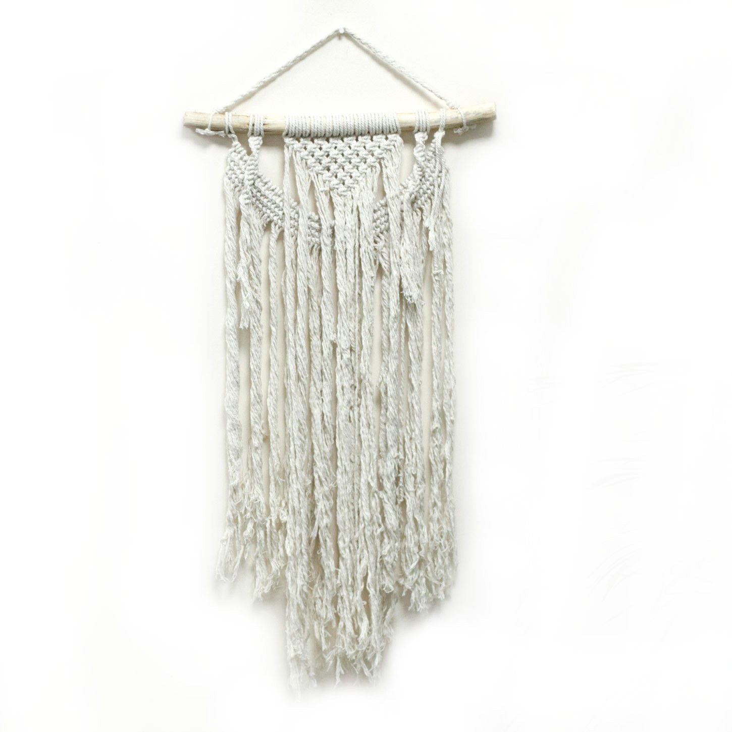 Alt-tag: Väggbonad i bomullsmakramé – 60x40 CM, handgjord boho-väggdekor i naturlig bomull med fransar på trästav