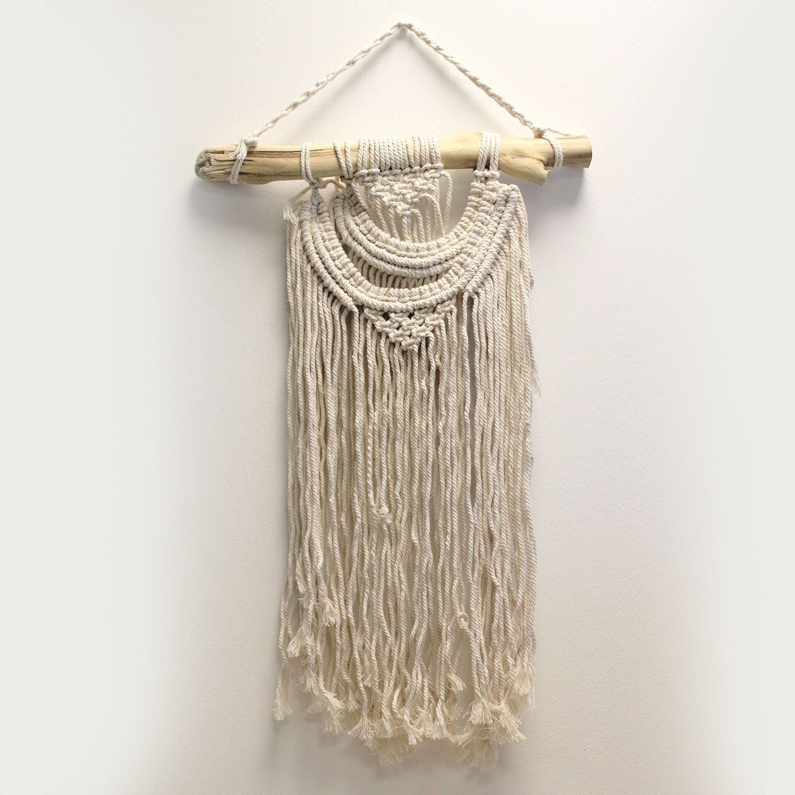 Alt Tag: Väggbonad i bomullsmakramé – 56x44 CM, boho bomullsmakramé-dekor med tre vågor på trästav, neutral väggbonad