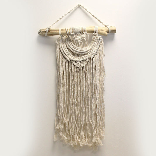 Alt Tag: Väggbonad i bomullsmakramé – 56x44 CM, boho bomullsmakramé-dekor med tre vågor på trästav, neutral väggbonad
