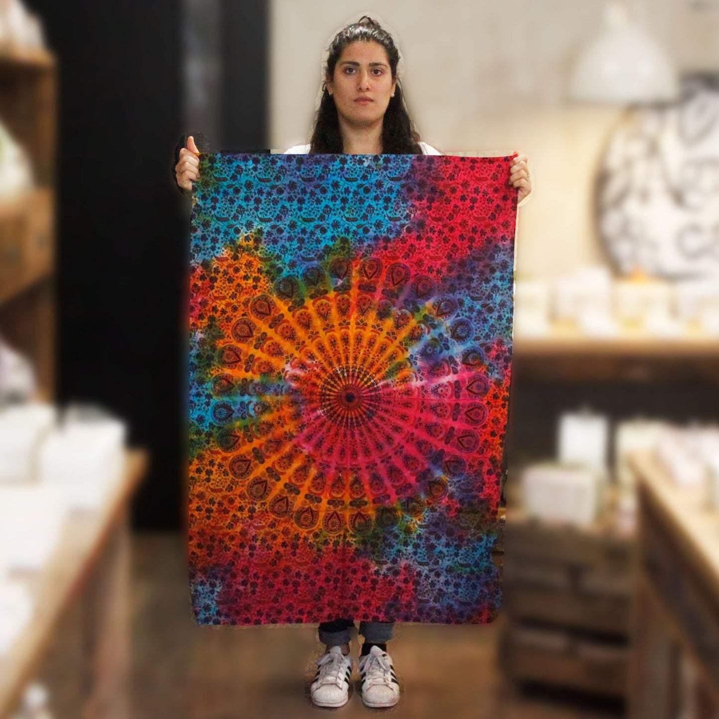 Cotton Mandala Wall Art – 78x112 CM, multicolor handgefertigter Wandteppich mit lebendigem Mandala-Design, gehalten von einer Person