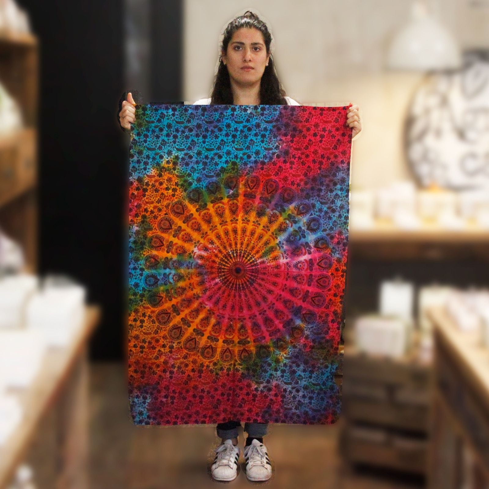 Cotton Mandala Wall Art – 78x112 CM, multicolor handgefertigter Wandteppich mit lebendigem Mandala-Design, gehalten von einer Person
