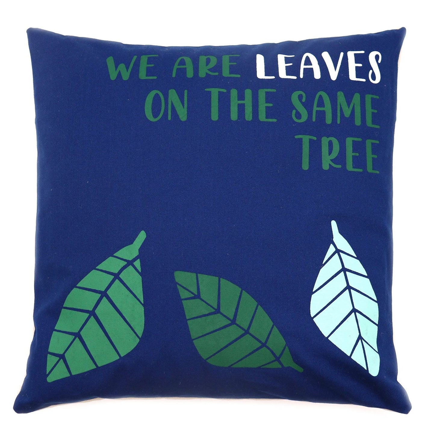 Alt-tagg: Cotton Poem-kuddfodral – We Are Leaves Blå – 45x45 CM blått kuddfodral i bomull med bladtryck och texten “WE ARE LEAVES”