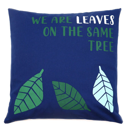 Alt-tagg: Cotton Poem-kuddfodral – We Are Leaves Blå – 45x45 CM blått kuddfodral i bomull med bladtryck och texten “WE ARE LEAVES”