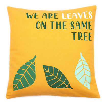 Kuddfodral i bomull – We Are Leaves Blue – 45x45 CM, kuddfodral i bomull med texten “WE ARE LEAVES” och löv