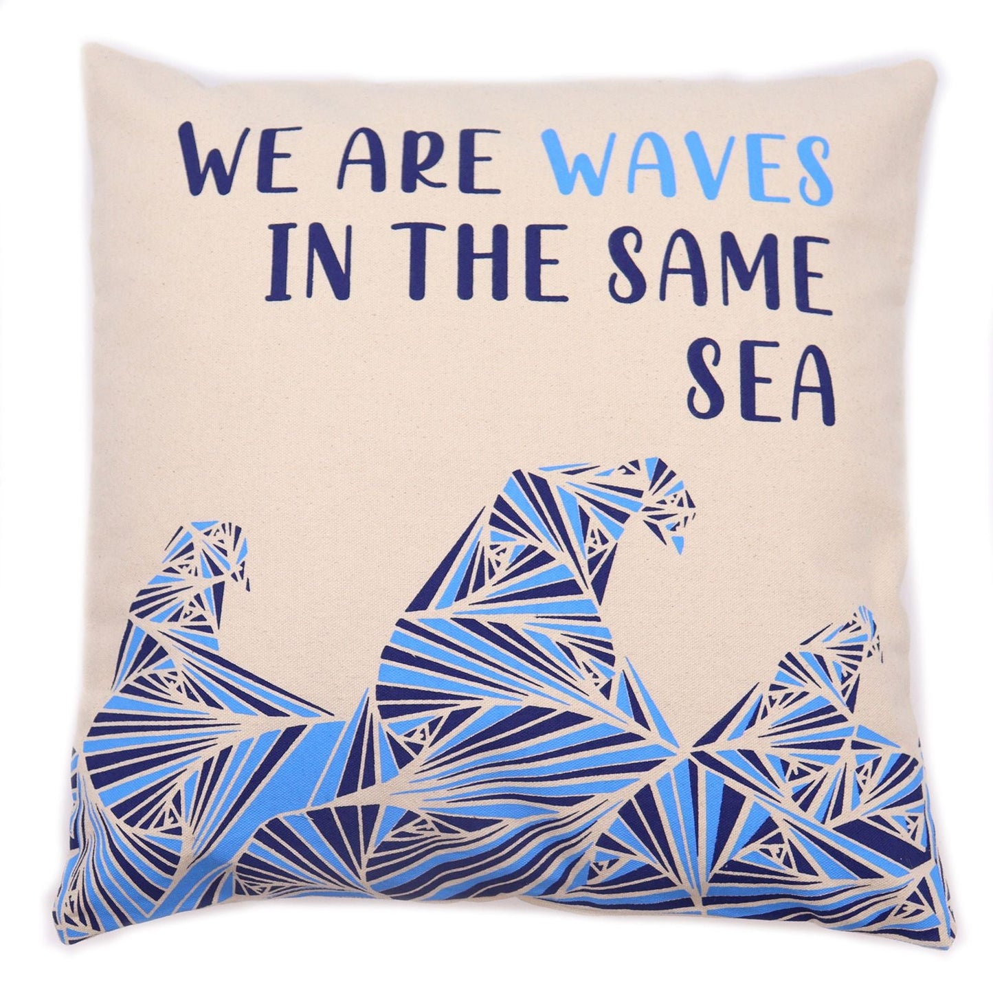 Alt Tag: Cotton Poem Cushion Cover – We Are Waves, Natural – 45x45 CM con texto “We are waves in the same sea” y diseño de olas azules
