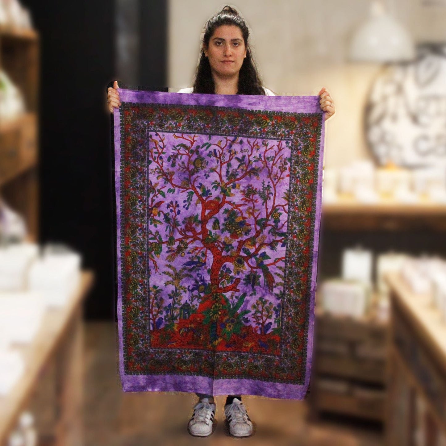 Alt-Tag: Baumwoll-Tree of Life Art – 78x112 CM lila Baumwoll-Wandteppich mit Tree of Life-Design, im Interior gezeigt
