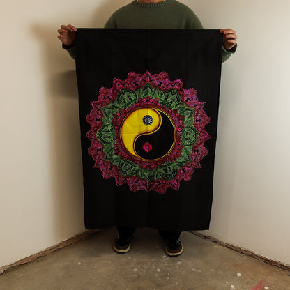 Alt Tag: Arte de mandala Yin Yang en algodón – tapiz de pared de algodón 70x110 CM, fondo negro con mandala rosa y verde y centro yin yang