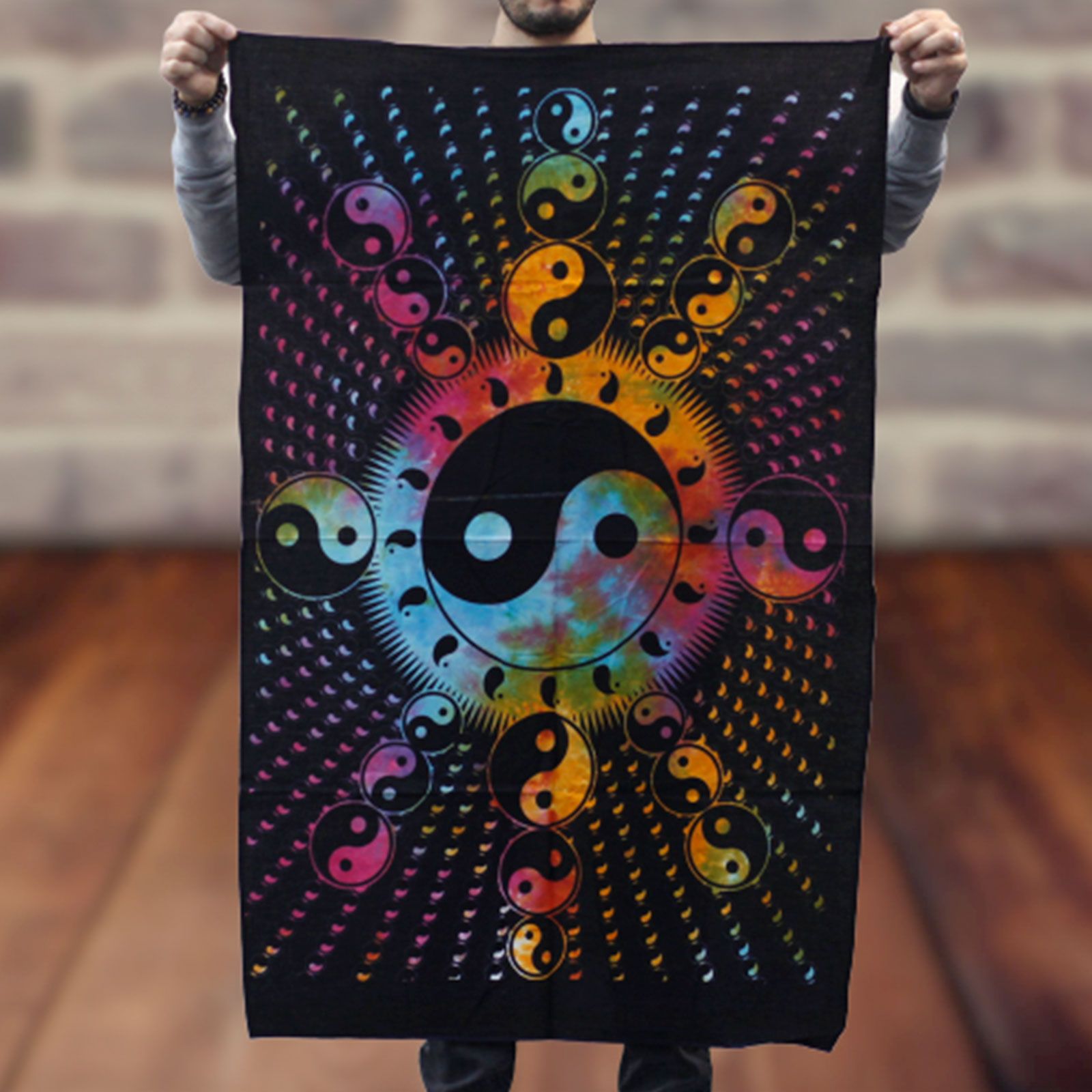 Alt Tag: Yin Yang-väggkonst i bomull – 78x112 CM svart väggbonad med färgstarkt yin yang-mandalatryck på bomullstapetsering
