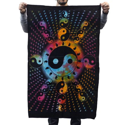 Cotton Yin Yang Väggkonst – 78x112 CM svart bomullstapet med multicolor yin yang-design och cirkulärt mönster
